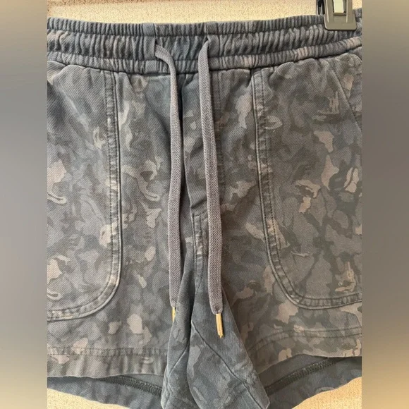 Athleta Black Camo Women's Shorts - Picture 3 of 6